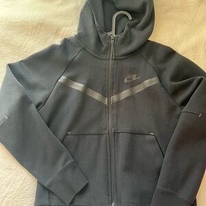 Women’s cropped nike tech